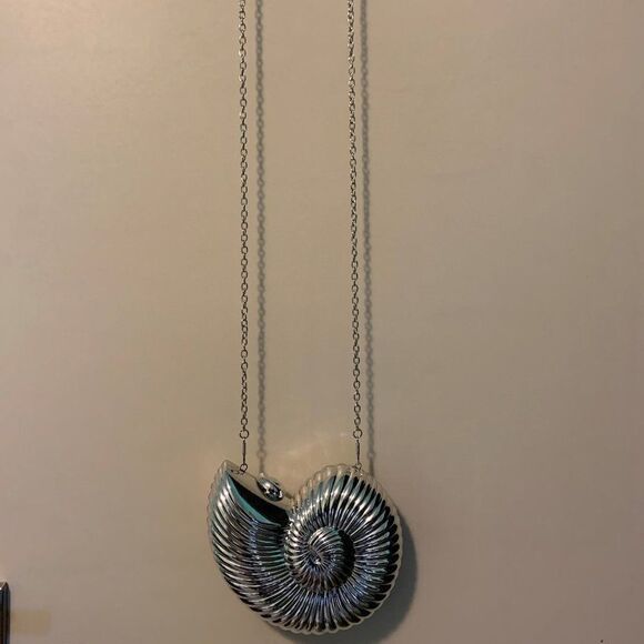 New, no tags, mirror finish silver colour hard clam shell, clutch, purse - Picture 6 of 15